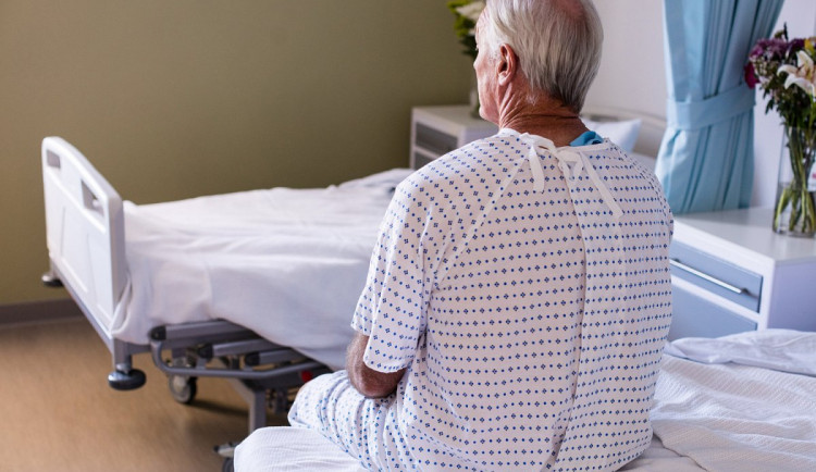 Inkontinence: postihuje i muže, typický spouštěč je kašel či smích, signalizovat může záněty nebo cukrovku