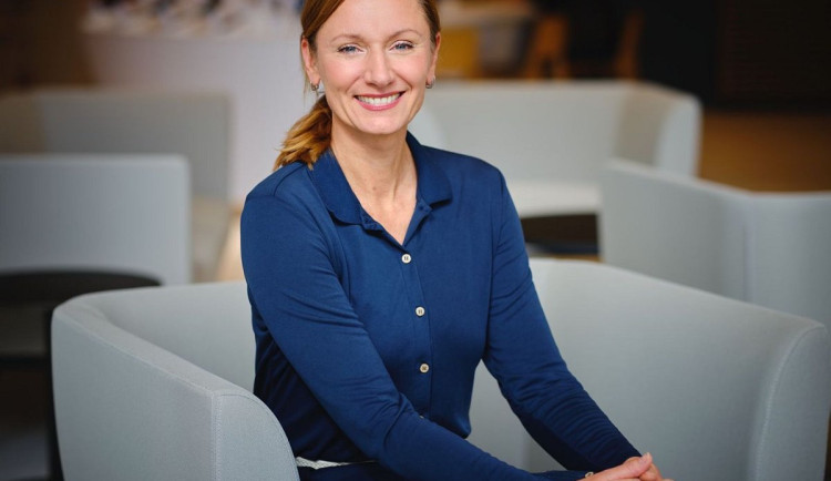 Nechceme, aby senioři skončili v digitální propasti, říká ředitelka Nadace Vodafone Zuzana Holá