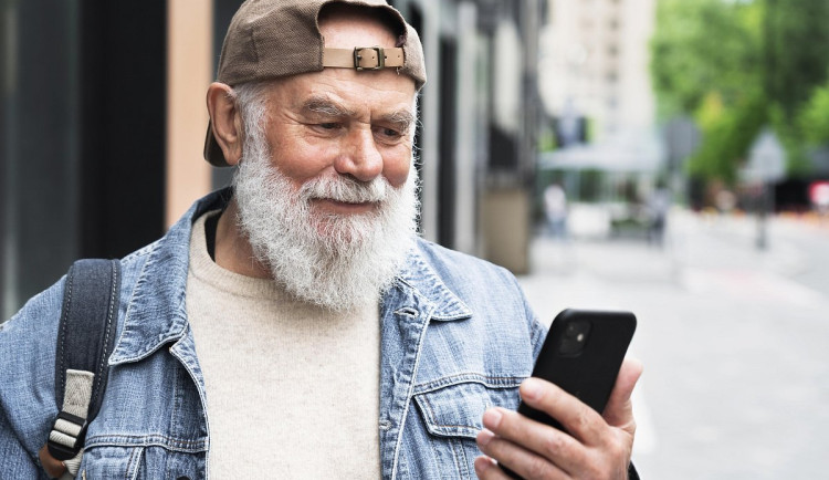 Umělou inteligenci používá třetina populace. Výrazně roste také počet seniorů, kteří mají internet v mobilu