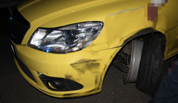 Řidič přejel do protisměru, kde naboural protijedoucí auto. Nadýchal tři promile