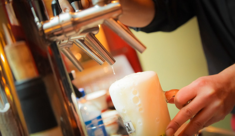 Cyklista se posilnil třinácti pivy, půllitrem vína a rumem. Policii nadýchal 2,72 promile