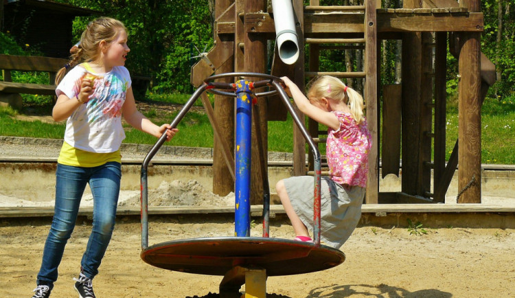 Mladá žena křičela na děti na hřišti, pak si roztrhla nohavici a začala jíst listí