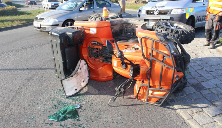Řidič Škody Octavie nedal přednost muži na čtyřkolce, vznikla škoda za 190 tisíc