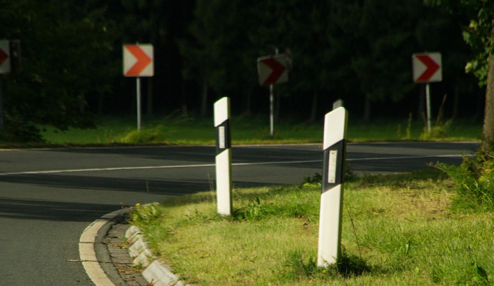 Mladá žena nezvládla motorku, po pádu byla letecky transportována do nemocnice