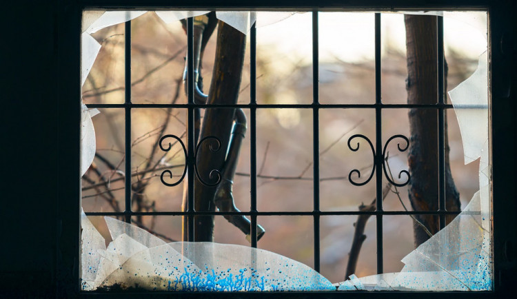 Mladík házel kameny do oken, hrozí mu rok vězení