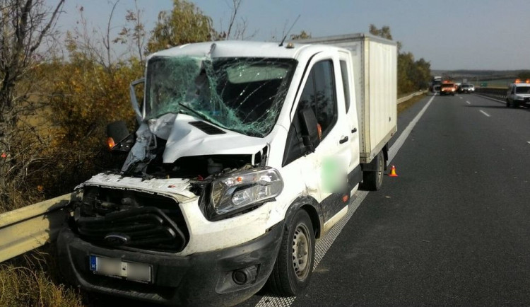 Nehoda uzavřela dálnici D46, spolujezdce museli z dodávky vyprostit hasiči
