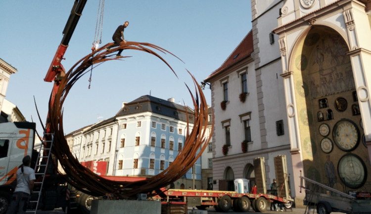 FOTO/VIDEO: Když dílo nevzbuzuje ohlas, je to hrozné, říká autor kruhové sochy u orloje Jan Dostál