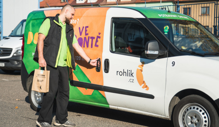V Olomouci nově funguje rozvoz potravin Rohlik.cz. Nákupy vozí až domů