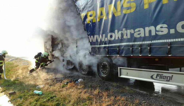 Provoz na dálnici u Olomouce zastavil požár kamionu