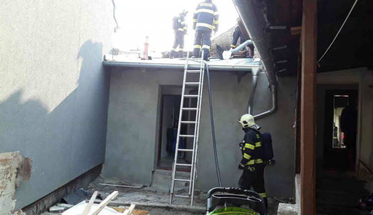 U rodinného domu hořel přístavek, příčinou požáru je nejspíš nedbalost