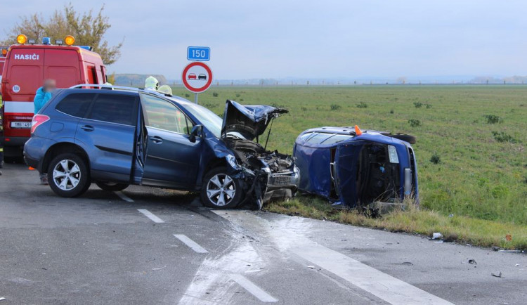 Řidič přehlédl stopku a smetlo ho Subaru. Při nehodě byli zraněni tři lidé