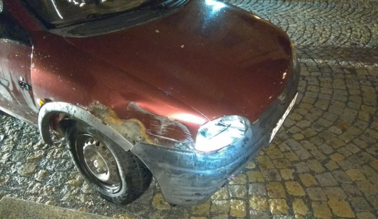 Strážníci si všimli podivně odstaveného auta. Za volantem hlasitě chrápal opilý šofér