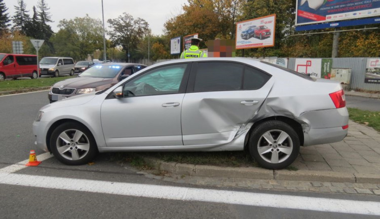 Nehoda dvou aut v Pražské ulici v Olomouci skončila zraněním jednoho z řidičů