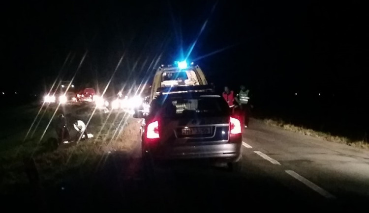 Muže na babetě dnes ráno srazilo protijedoucí auto, je zraněný