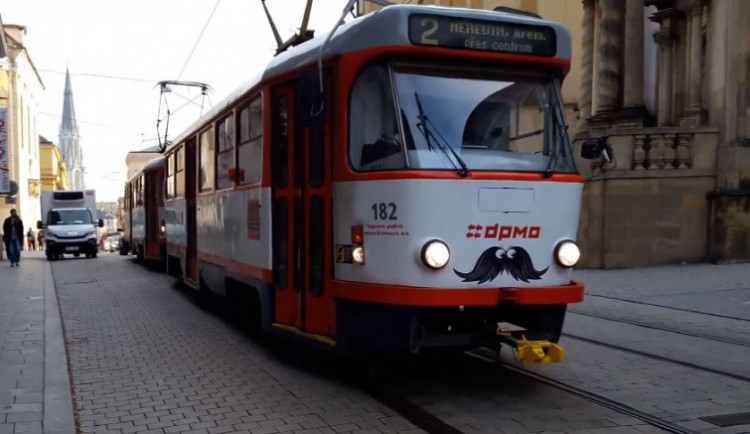 VIDEO: Autobusy a tramvaj v Olomouci mají kníry. Upozorňují na mužské zdraví