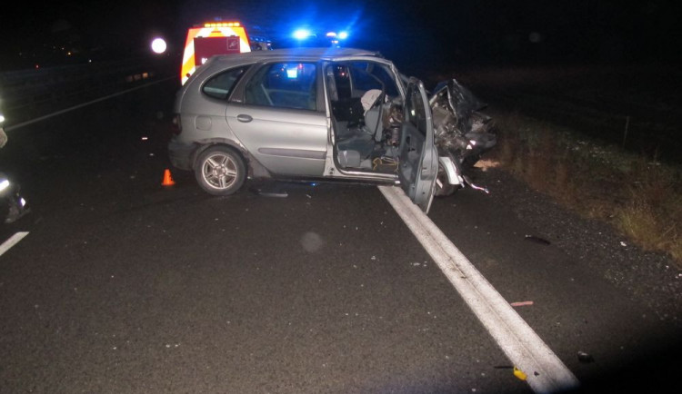 Z Peugeotu upadlo kolo na dálnici. Projíždějící zvědavec naboural do svodidel a do něj narazilo další auto