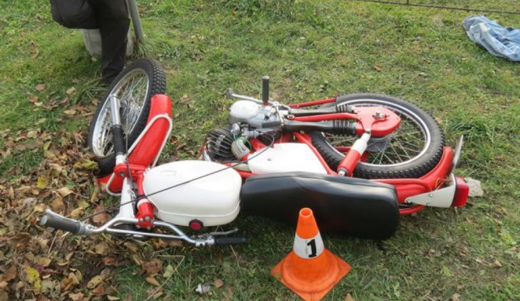 Sedmašedesátiletý motorkář se srazil s osobním autem, je vážně zraněný