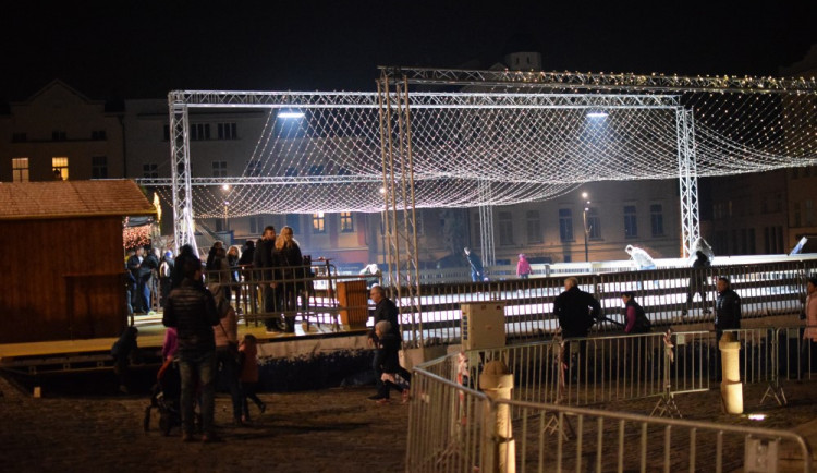 FOTO/VIDEO: Na olomouckém Dolním náměstí se bruslí. Punčová sezóna je zahájena