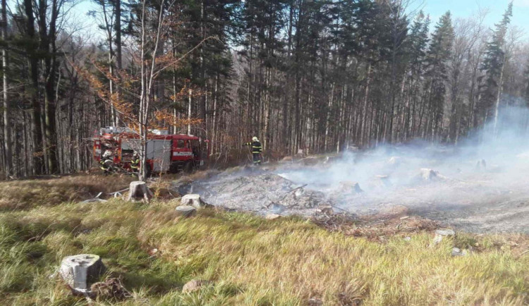 AKTUÁLNĚ: Hasiči zasahují u požáru vykáceného lesa, požár vznikl nejspíš po pálení klestí
