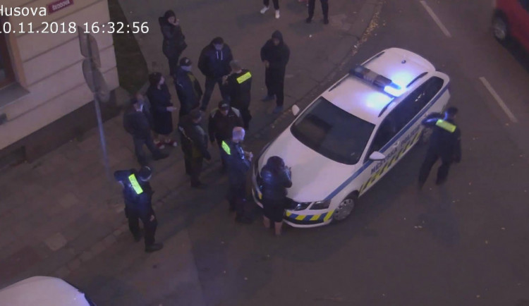 Muž držel ženu za vlasy a smýkal s ní po chodníku. Hájil se tím, že jde o švagrovou a řeší rodinný spor