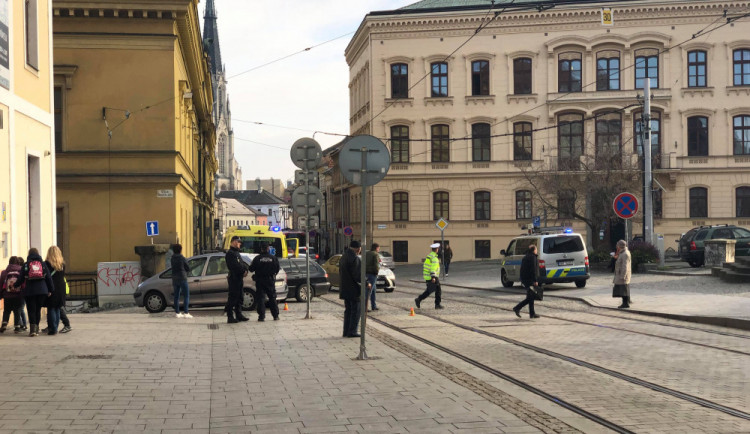 Řidič objížděl tramvaj stojící na zastávce. Srazil při tom ženu, ta skončila v nemocnici