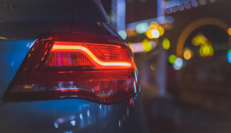 Policisté zastavili opilého řidiče. Řidičský průkaz mu nevzali, protože nikdy žádný neměl