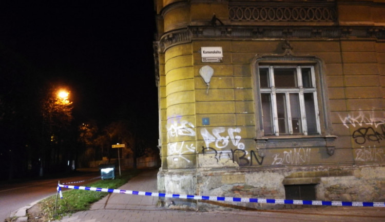 Z domu na rohu ulic Komenského a Dobrovského padala omítka mezi auta. Objekt je ohrazen páskou