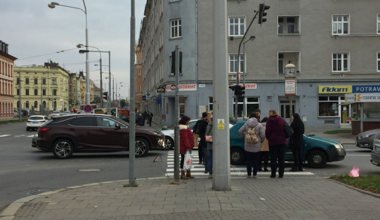 AKTUÁLNĚ: Osobní auto srazilo ženu na přechodu na třídě 17. listopadu, skončila v nemocnici