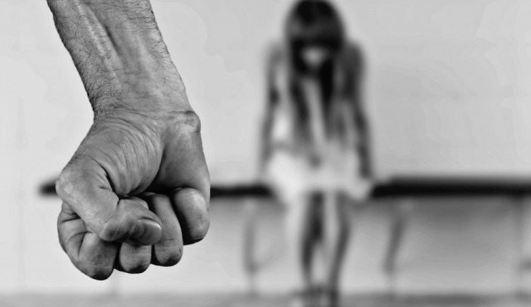 Muž napadl mladou dívku, která čekala na zastávce. Policie ho dopadla a hrozí mu dva roky ve vězení