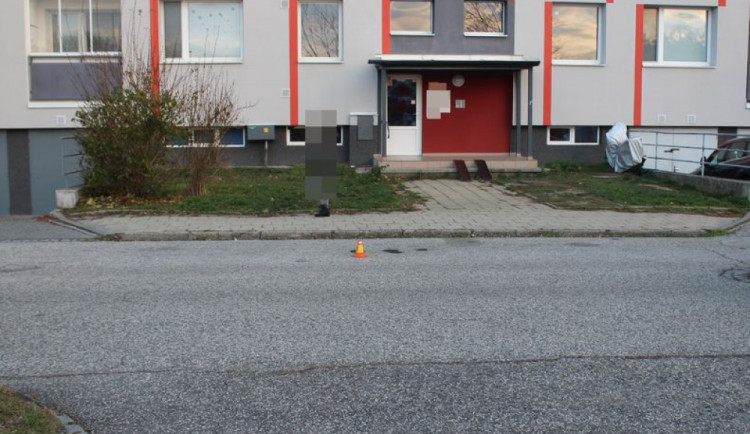 Řidič při couvání v Zikově ulici narazil chodci do nohy. Policie hledá řidiče i svědky