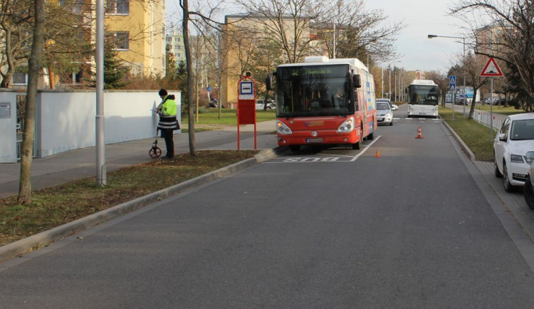 Desetiletý chlapec vběhl zpoza autobusu před rozjeté BMW. Skončil v nemocnici