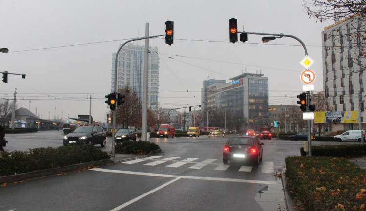 Policie pátrá po řidičce, která u olomouckého nádraží autem srazila cyklistku a ujela