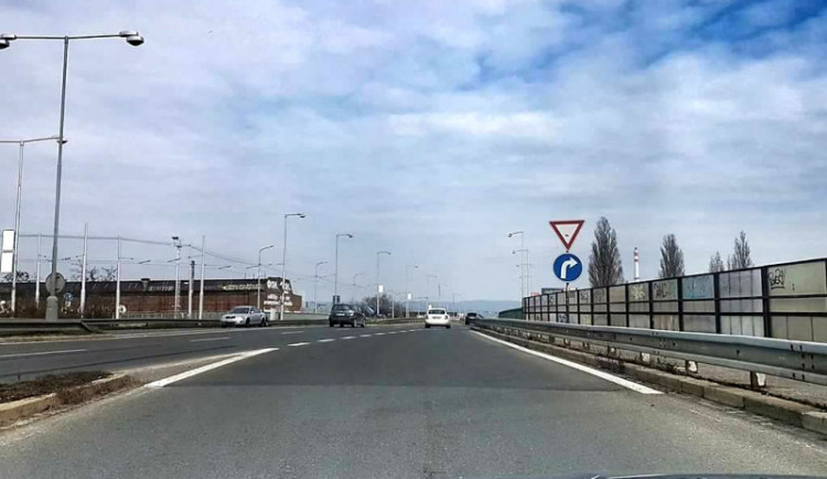 Tovární ulice v Olomouci byla ráno průjezdná jen jedním pruhem. Stalo se tam několik nehod