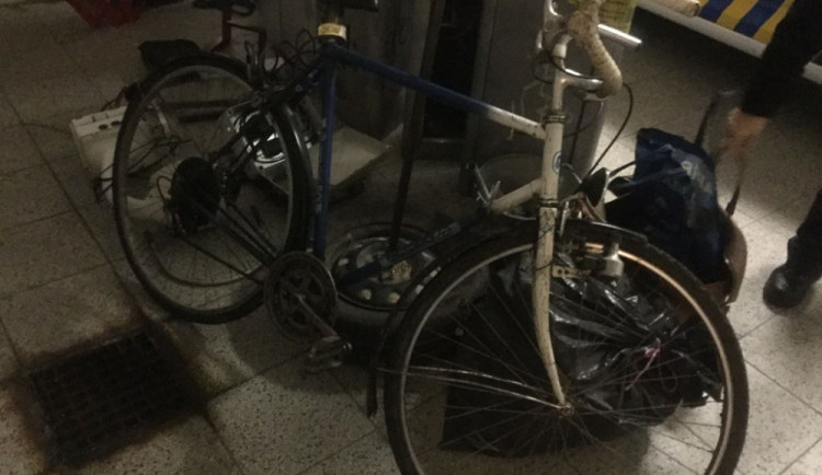 Lidé nahlásili opilého cyklistu ve Slavoníně. Strážníci ho sice našli v příkopě, opilý však nebyl