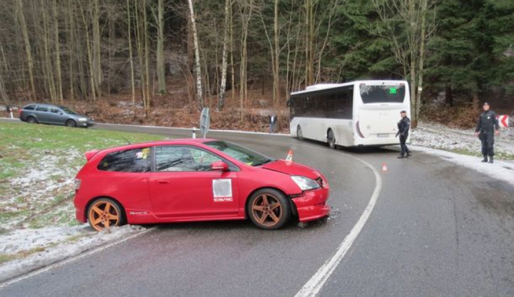 Řidič jel příliš rychle a v zatáčce narazil do autobusu. Nadýchal téměř dvě a půl promile