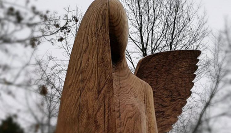 Parčík Na Letné v Olomouci má nového anděla. Sochař ho městu věnoval