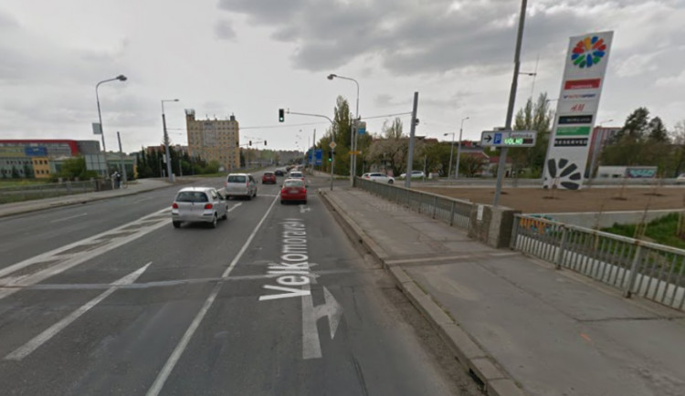 Řidič Avie po nehodě ve Velkomoravské ulici nadýchal téměř dvě a půl promile