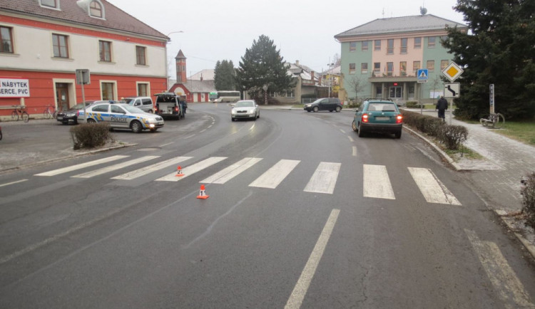 Cyklista nedal znamení při odbočování a srazilo ho auto. Lehce se zranil a dostal pokutu