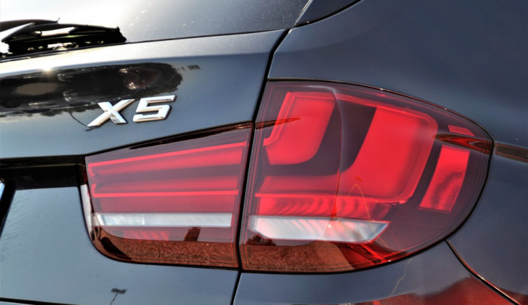 Zloděj rozbil okno BMW v Olomouci a ukradl Macbook a iPad. Hrozí mu dva roky ve vězení