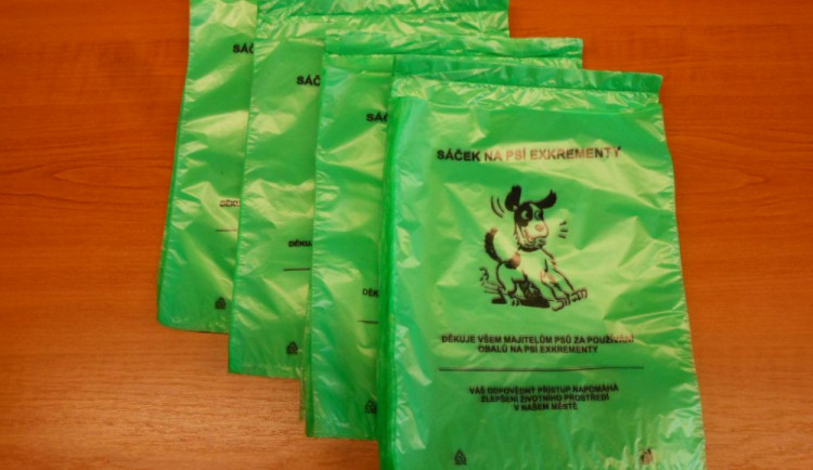 Šternberk rozdává pejskařům sáčky na psí exkrementy. Pro každého psa je určeno 350 sáčků
