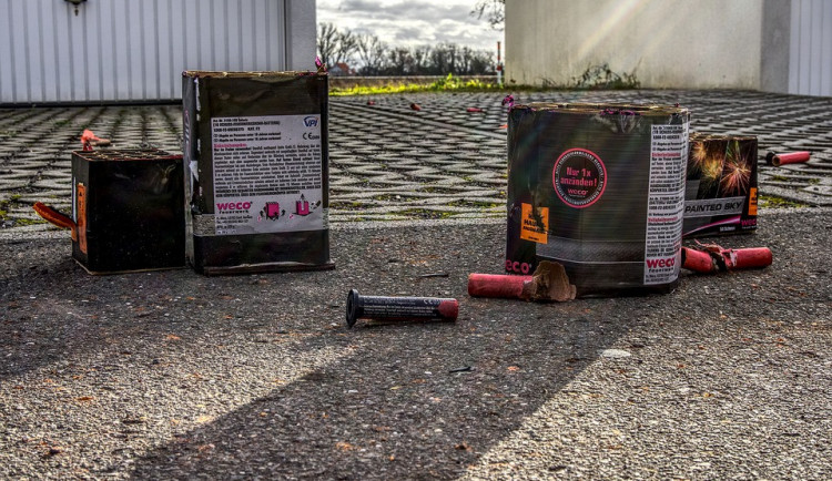 Mladíci odpálili pyrotechniku mezi lidi. Popálili čtyřletou holčičku, pátrá po nich policie