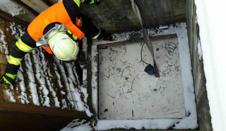 AKTUÁLNĚ: Mléko z havarované cisterny přečerpávají hasiči. Sjezd u Přáslavic zůstává uzavřen