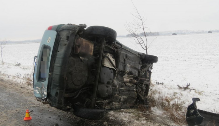 Řidička jela příliš rychle a dostala smyk. Po nehodě byla převezena do nemocnice
