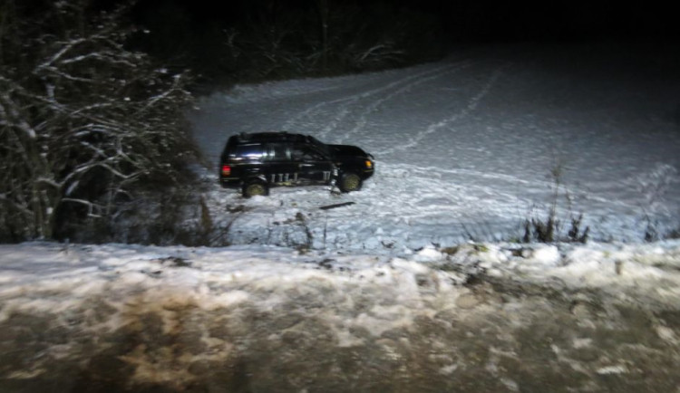 Řidič narazil autem do mostu a sjel do příkopy. Skončil v olomoucké nemocnici