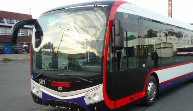 Dveře olomouckého elektrobusu neotevřete v rukavicích. Tlačítko reaguje až na přímý kontakt s rukou