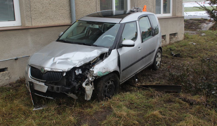 Řidič nedal přednost. Těhotná spolujezdkyně a malá dcera z druhého auta skončily v nemocnici