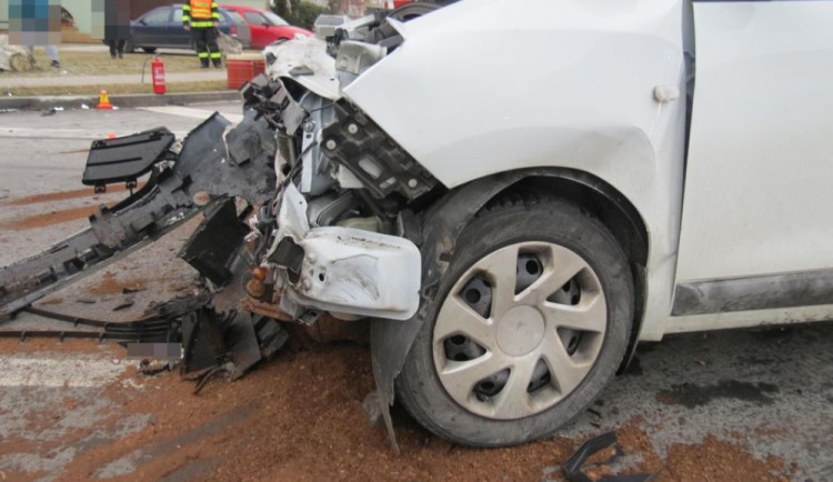 Řidička vjela na hlavní silnici, kudy projíždělo auto. Ona i její sedmiletý spolujezdec skončili v nemocnici