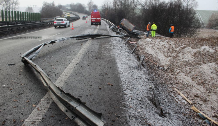 FOTO: Dálnici na Vyškov zablokoval kamion. Řidič nadýchal přes tři promile