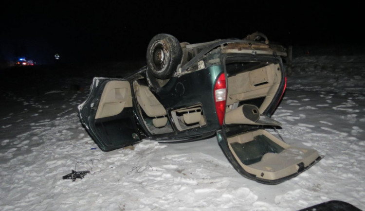 Opilý řidič jel příliš rychle. Auto převrátil na střechu a skončil v nemocnici