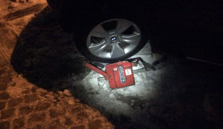 Žena se rozjela s botičkou a poškodila si auto. Prý si jí nevšimla